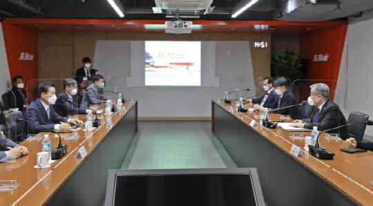 김이배 제주항공 대표이사(왼쪽에서 두 번째)가 18일 오후 서울 강서구 본사에서 개최된 이재갑 고용노동부 장관(맨 오른쪽)과의 간담회에서 회사 현황 및 건의사항를 전달하고 있다. <제주항공 제공>